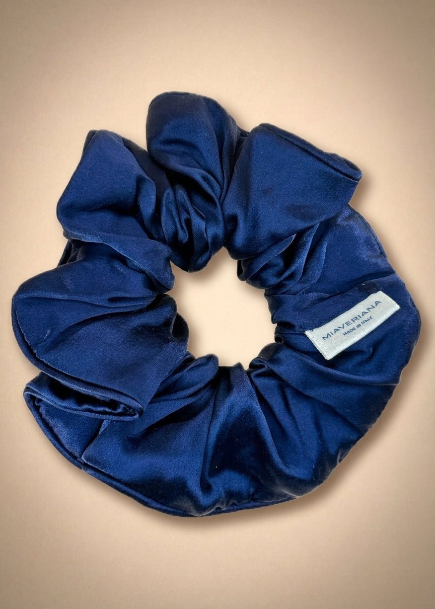 Mitternachtsblaues Seiden-Haargummi mit Signature-Besatz