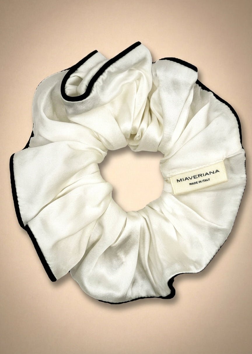 Perlmuttfarbenes Seiden-Scrunchie mit nachtblauem Rand