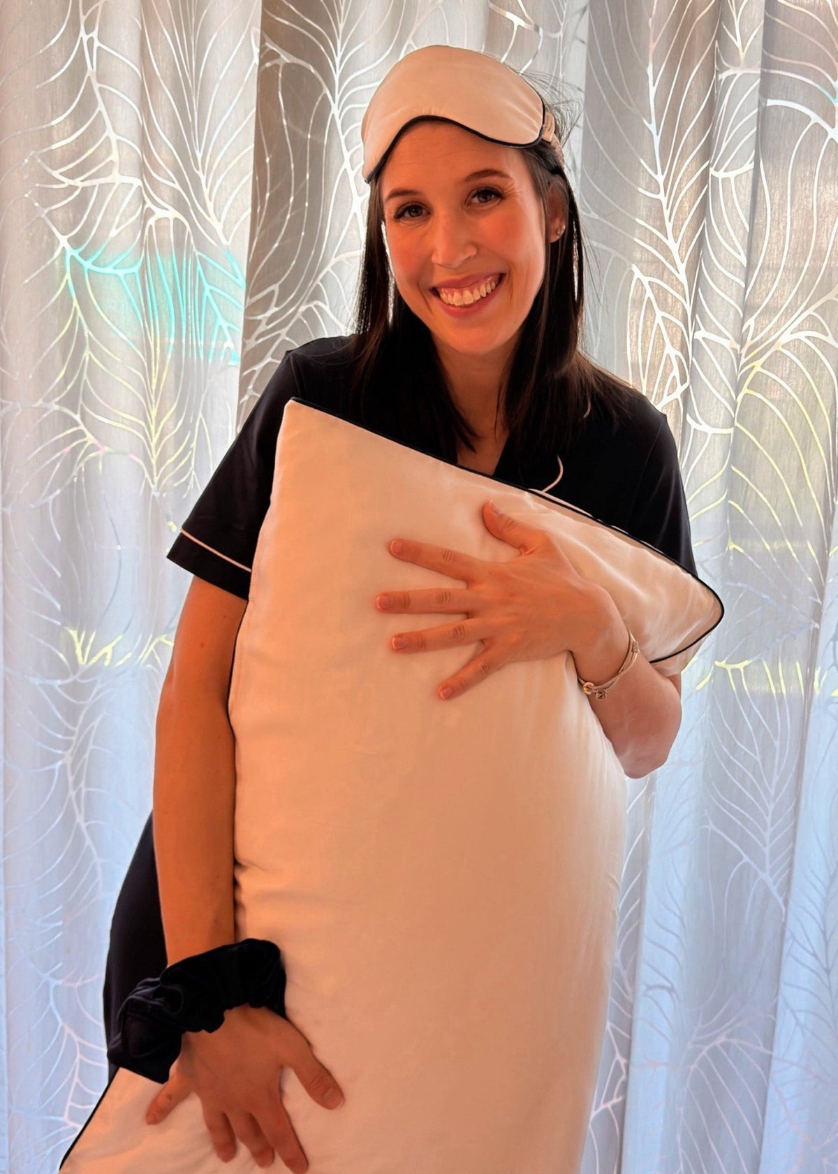 Woman wearing Pearl Ivory mulberry silk sleep maskt - MIAVERIANA
