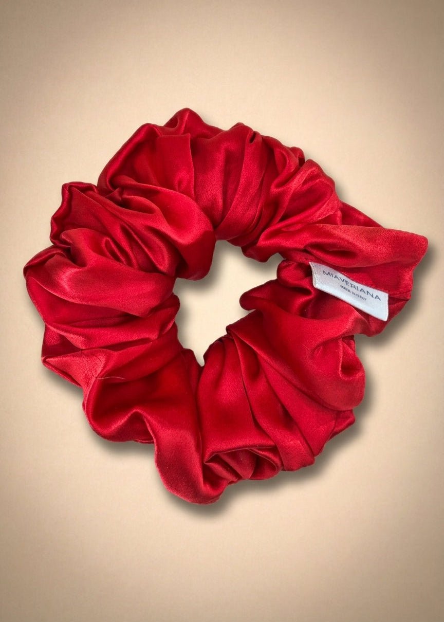 Klassisches Seiden-Scrunchie in Rubinrot