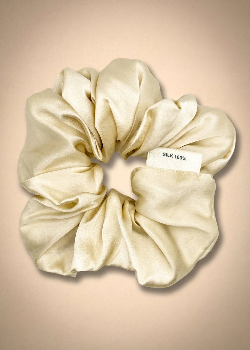 Champagnerfarbenes klassisches Seiden-Scrunchie