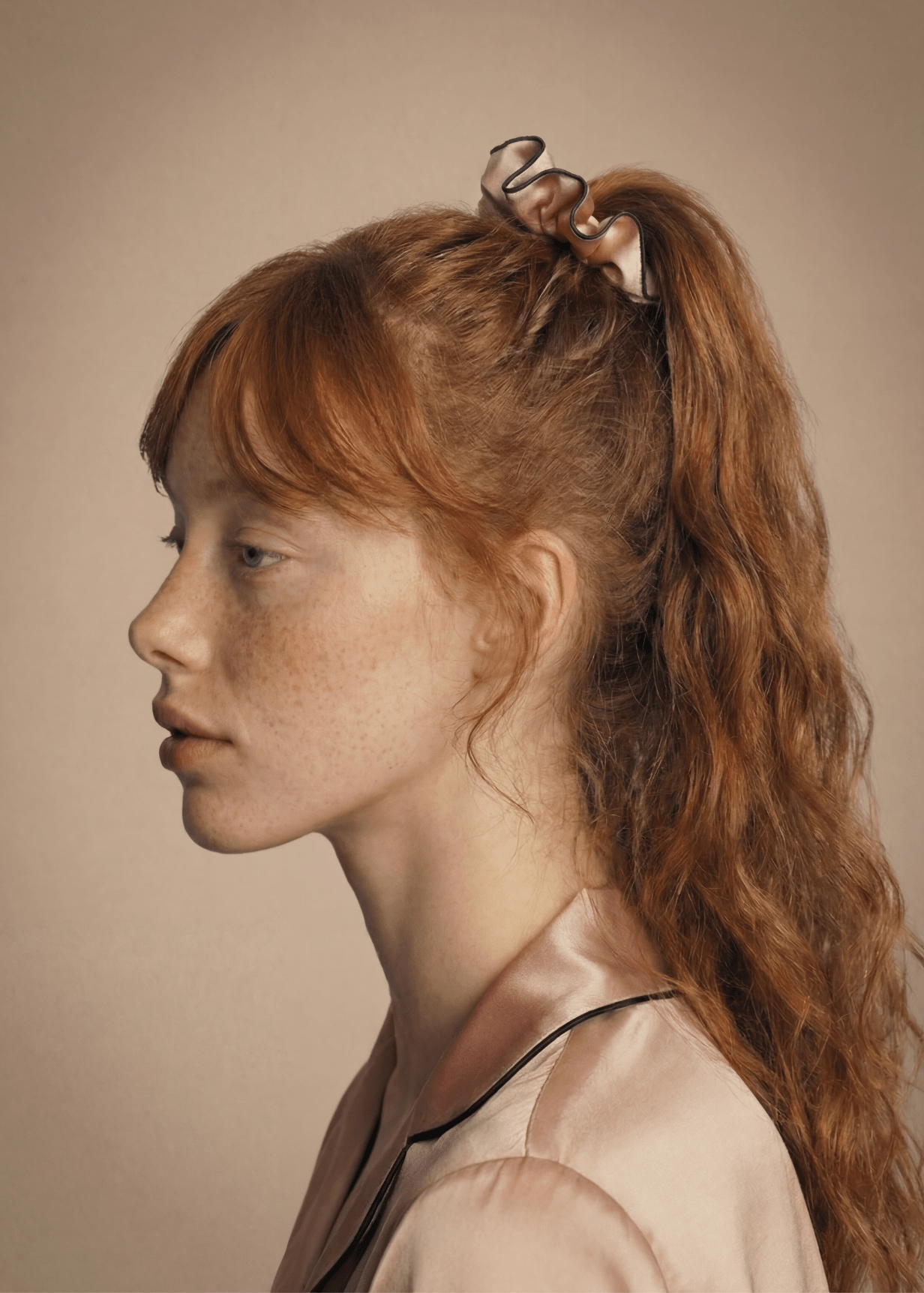 Scrunchie aus roséfarbener Seide mit mitternachtsblauer Borte
