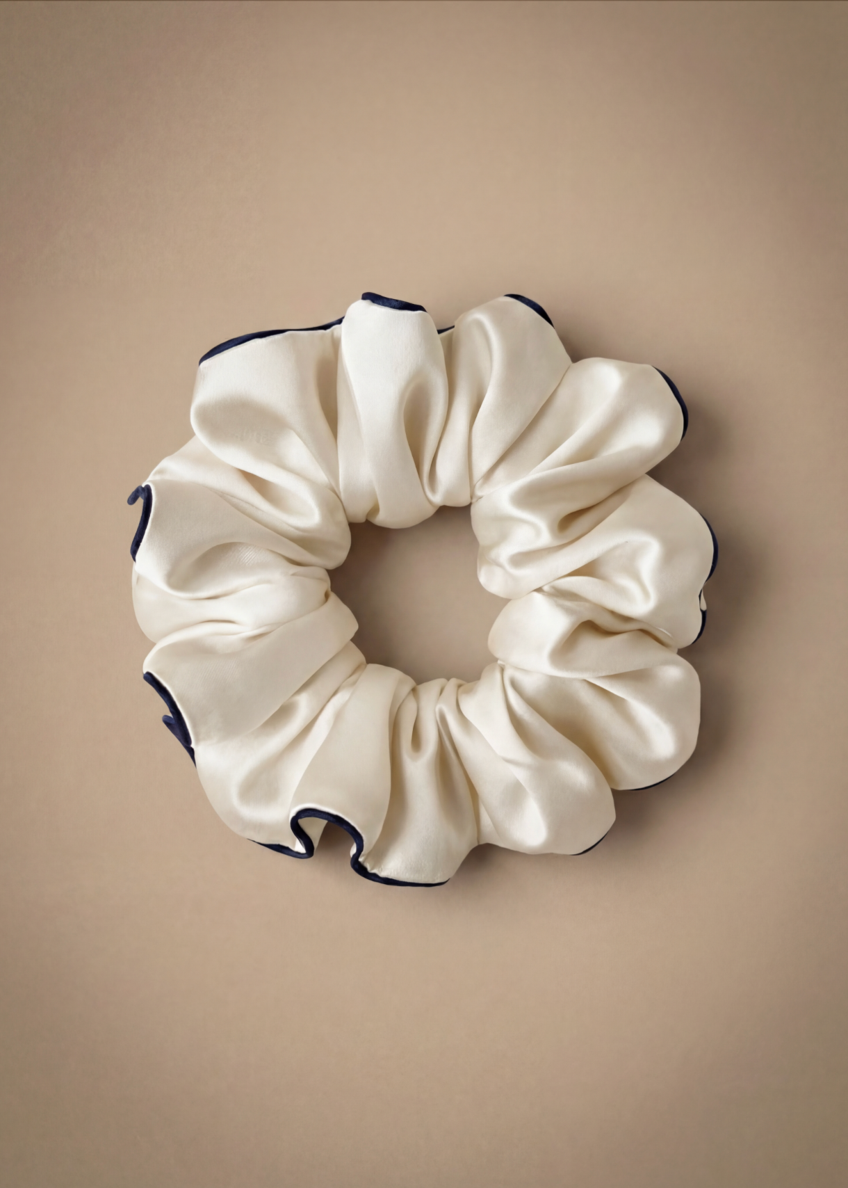 LARGE SILK SCRUNCHIE PEARL IVORY