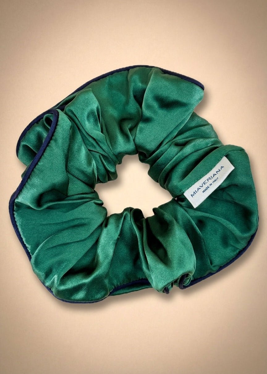 Smaragdgrüner Seidenscrunchie mit nachtblauem Saum