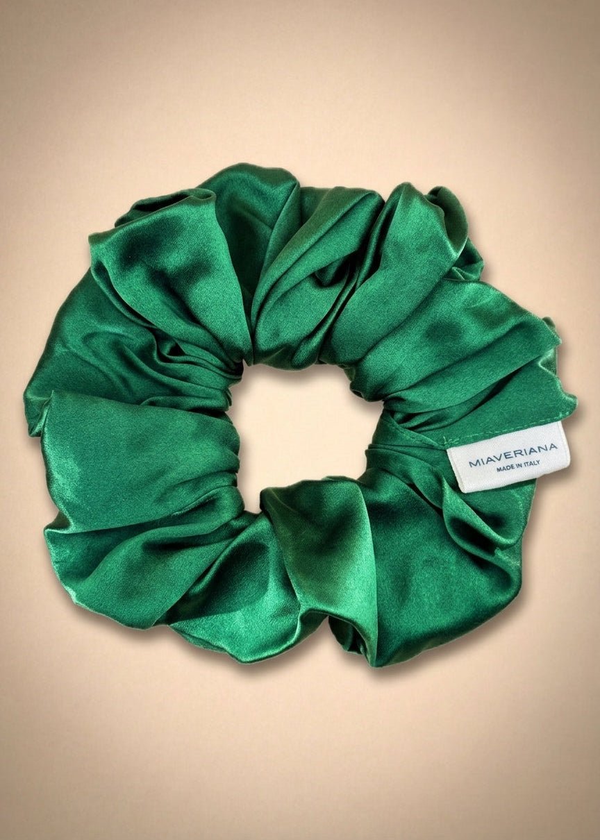 Klassischer Seiden-Scrunchie in Smaragdgrün