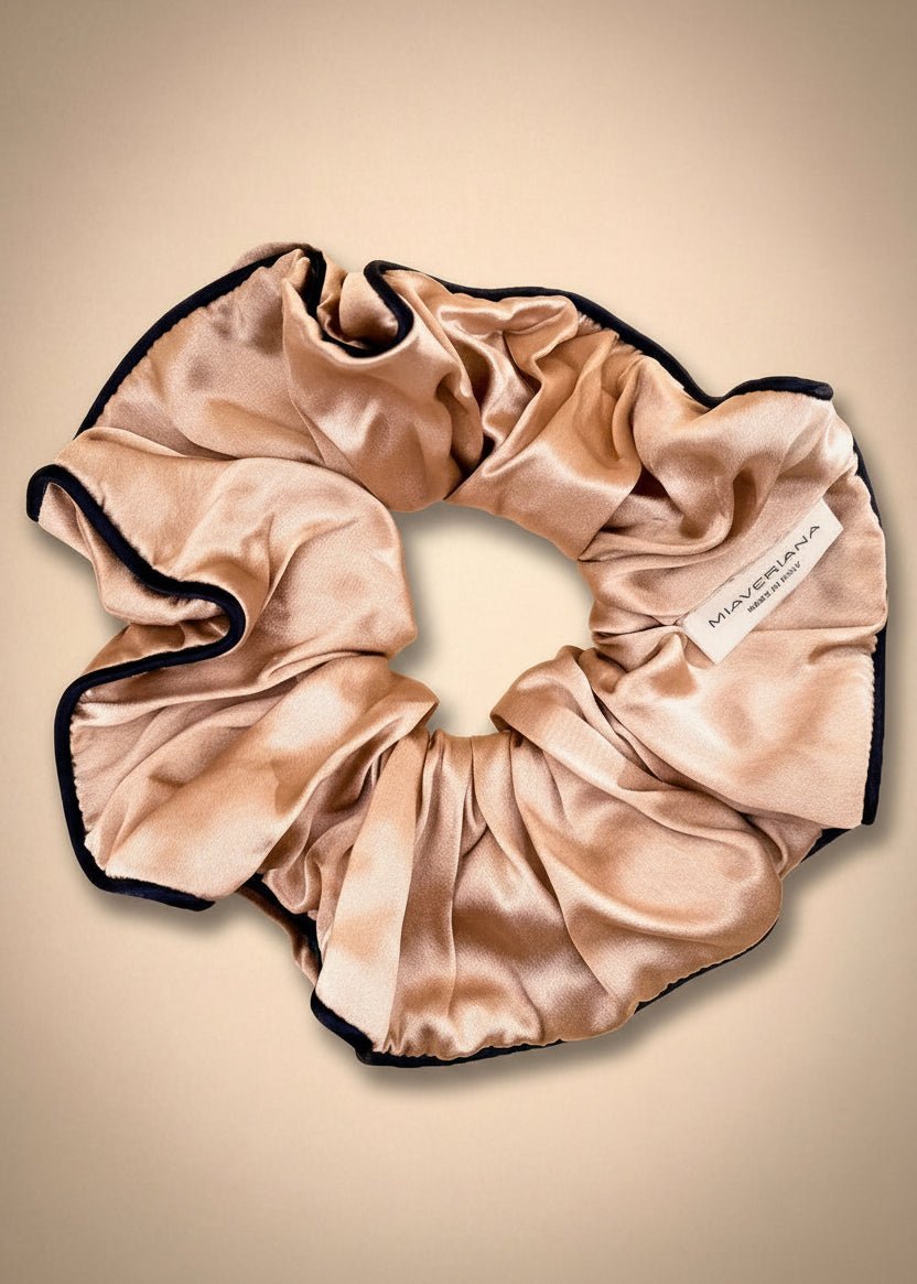 Scrunchie aus roséfarbener Seide mit mitternachtsblauer Borte