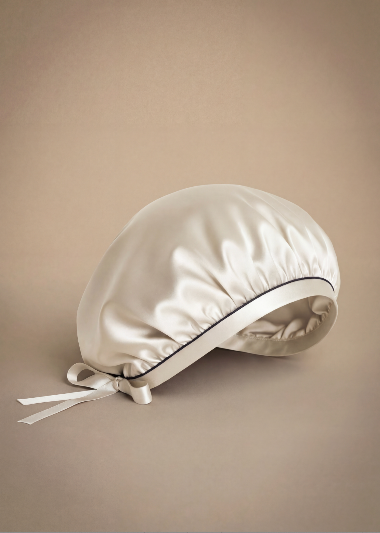 Seidenhaarhaube, perlenfarben, elfenbeinfarben