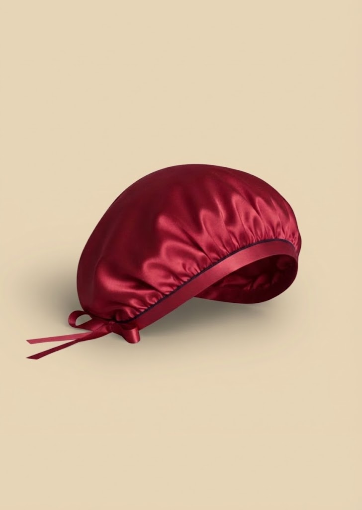 BONNET EN SOIE ROUGE RUBIS